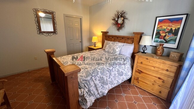 Building Photo - 2 Bedrooms, 2 Baths and a Single Car Garage