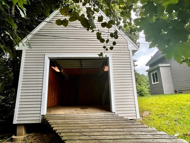 Building Photo - 252 Windsor St