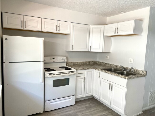 Building Photo - Courtyard Apartments