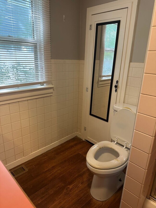 Building Photo - 2 bedrooms, 1 bath on large lot with garage