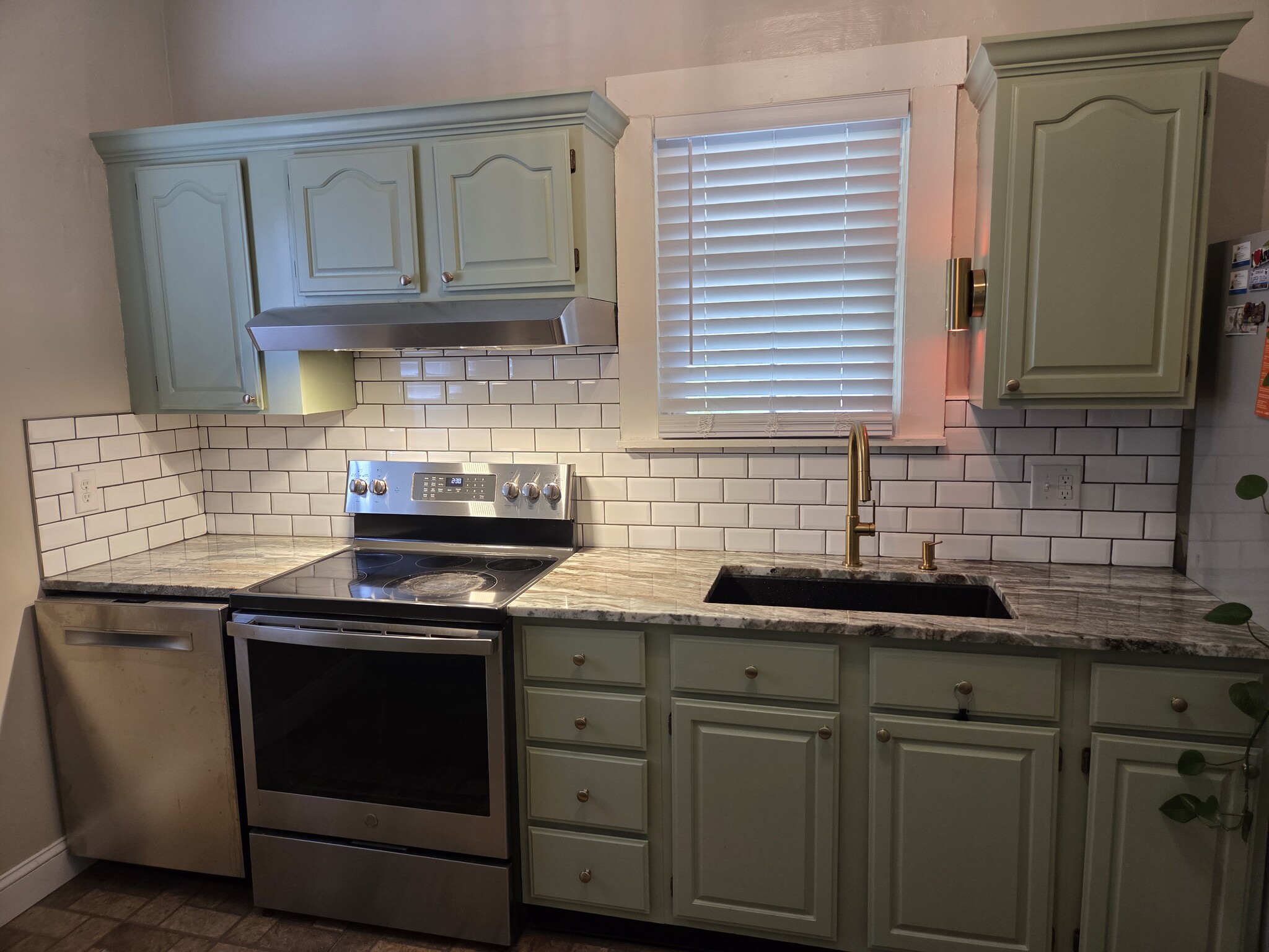 Kitchen - 905 E Holston Ave