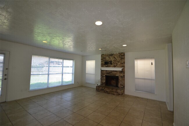 Building Photo - 12410 Meadow Briar Dr