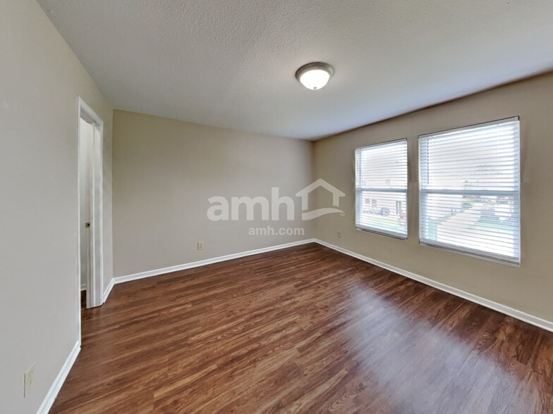 Building Photo - 8465 Wanda Lake Dr