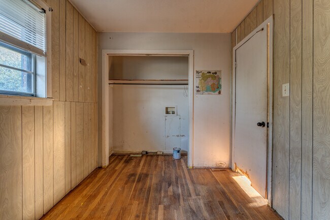 Building Photo - 121 W Pecan St
