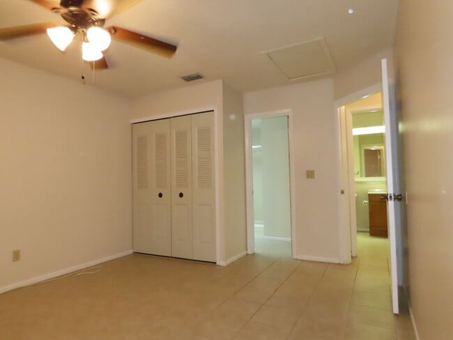 Building Photo - Sunnyside Lakeview 2br/2ba Apartment