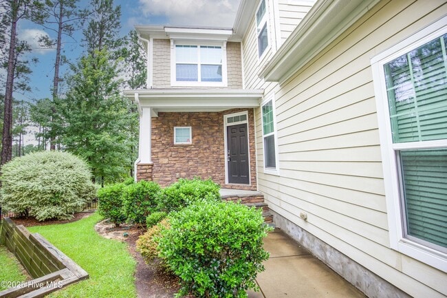 Building Photo - 104 Pine Hawk Dr
