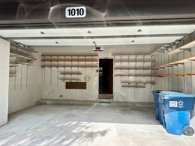 2 Car Garage - 1010 Arbor Ct