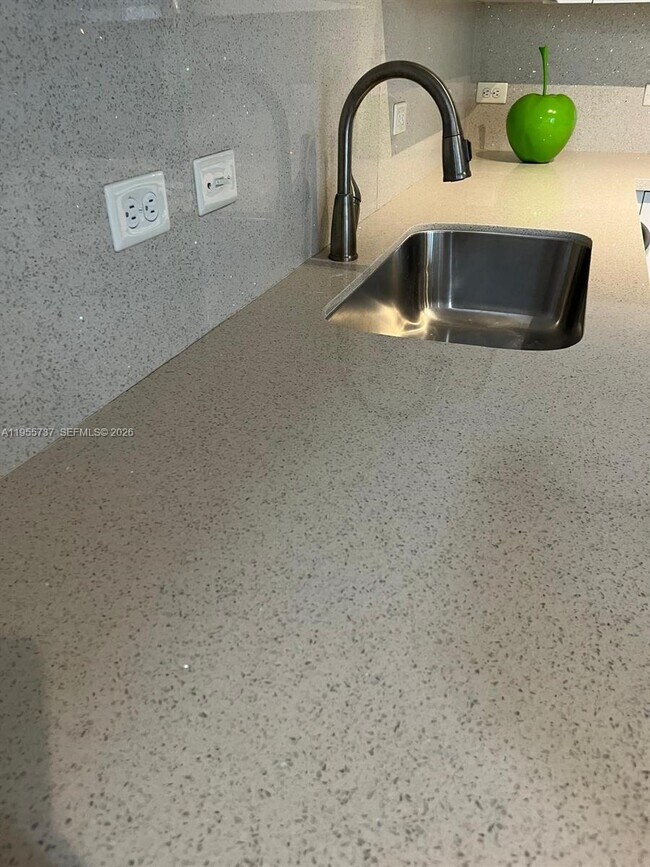 Building Photo - 999 SW 1st Ave