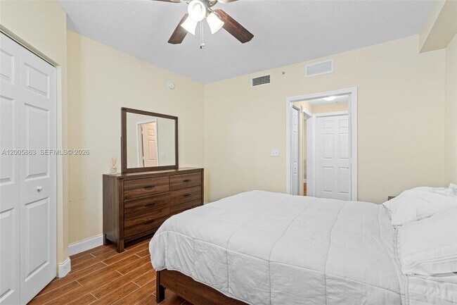 Building Photo - 6841 SW 44th St