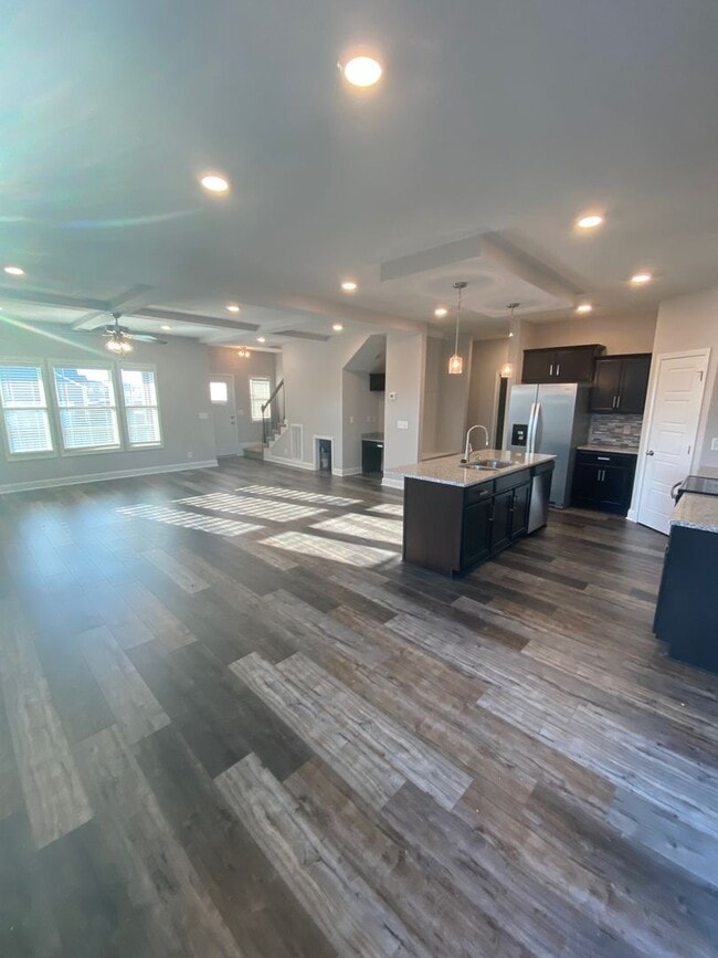 Building Photo - Move in with credit approval