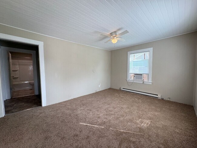 Building Photo - 2 Bedroom, 1 Bathroom House in High Point!