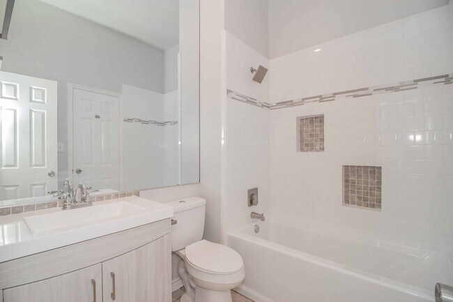 Building Photo - Recently Renovated 1-Bedroom Apartment in Prime Fort Worth Location