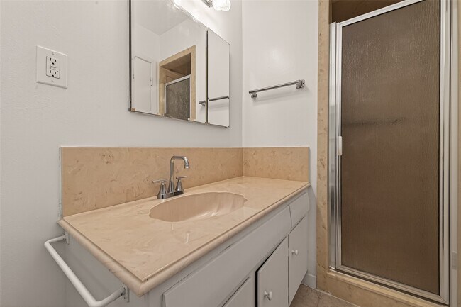 Building Photo - 5615 Beechnut St