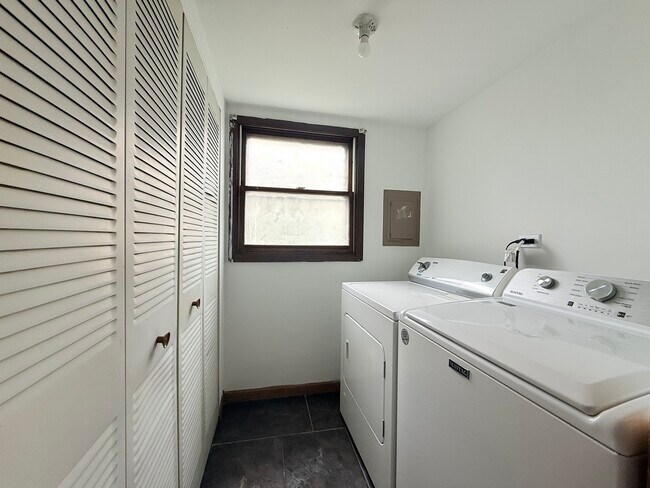 Building Photo - 229 Juniper Ln