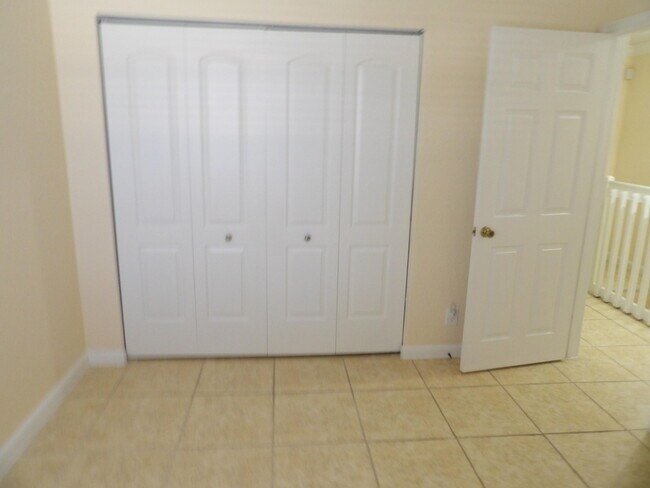 Building Photo - 996 Summit Lake Dr