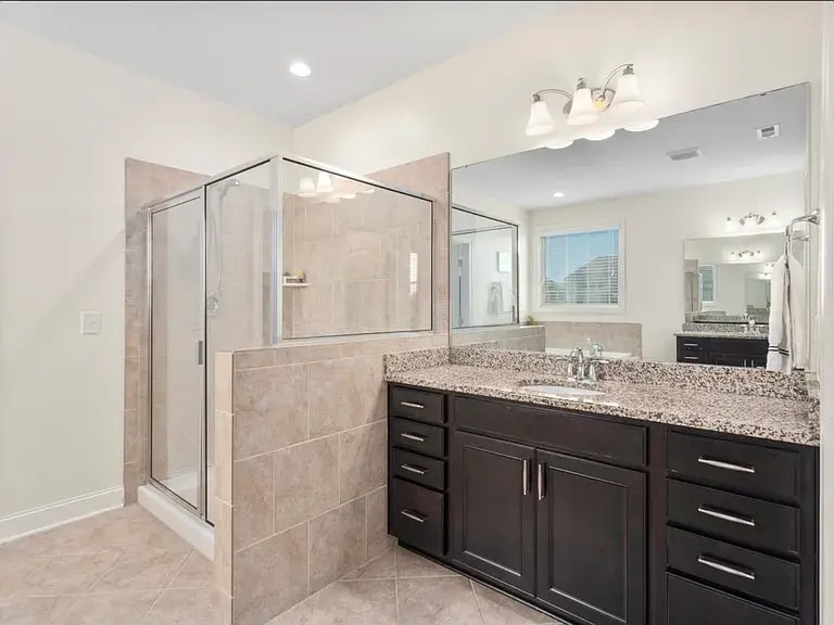 Standing shower - 3801 Hickory Manor Dr