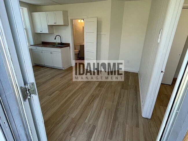 Building Photo - Halliday