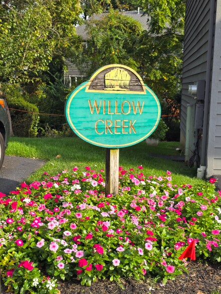 Building Photo - 821-21 Creek Ct