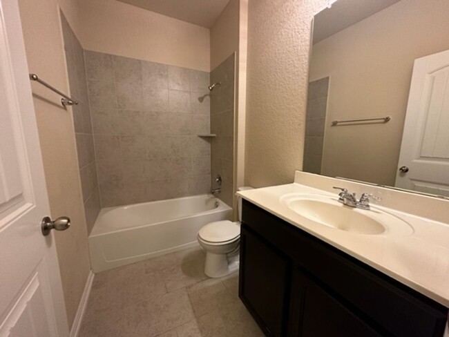 Building Photo - Super Nice Move In Ready 4 Bedroom One Sto...