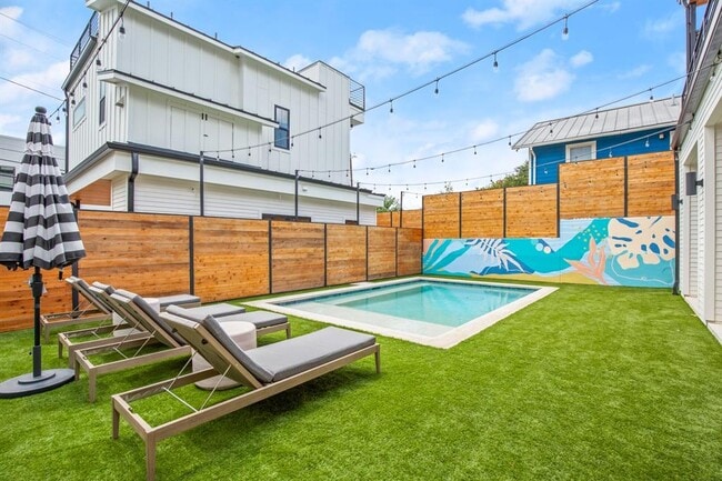 Building Photo - 2005 E 8th St