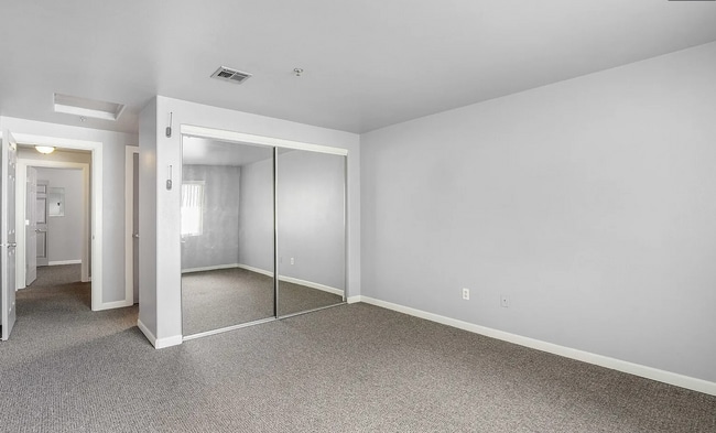 Building Photo - Lake Front Condo! Available NOW!