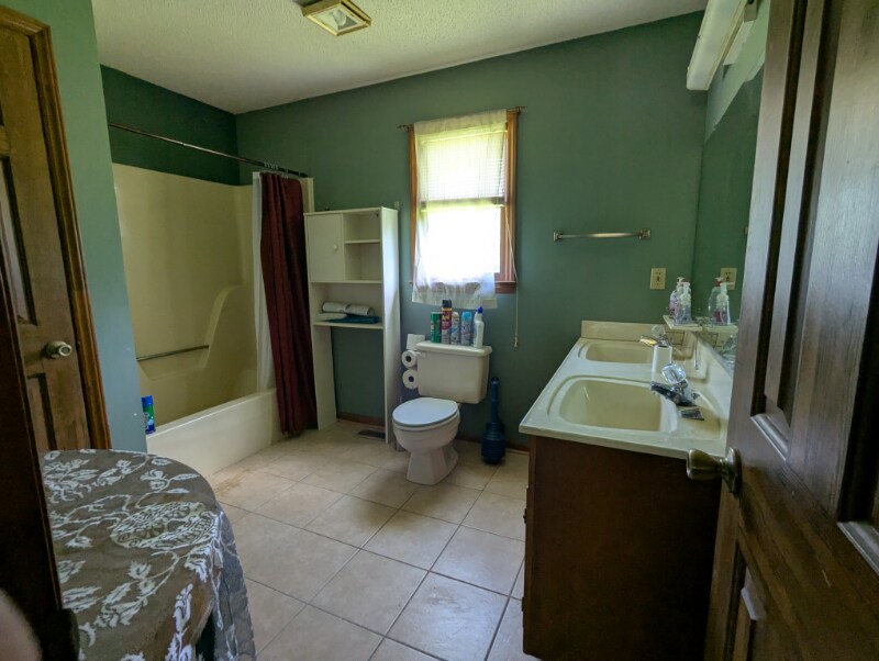 Building Photo - 1623 Lakeview Dr