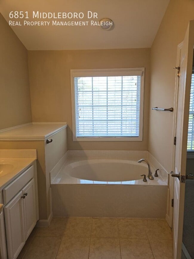 Building Photo - 6851 Middleboro Dr