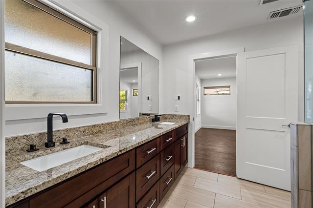 Building Photo - 6207 Royal Ln