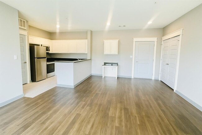 Building Photo - 200 Maple Ln