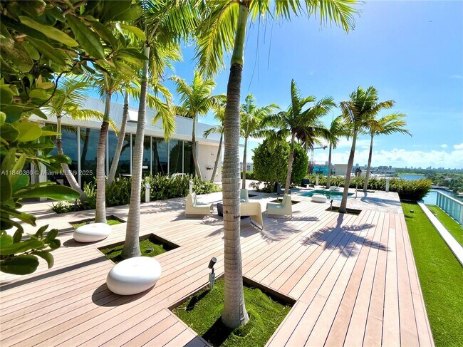 Building Photo - 9940 W Bay Harbor Dr