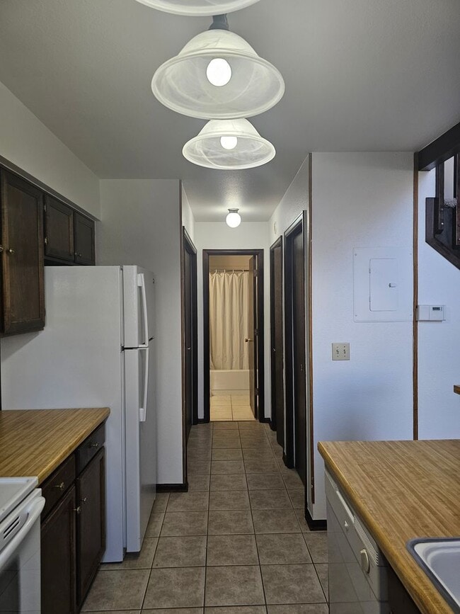 Building Photo - End Unit Condo with Private Patio