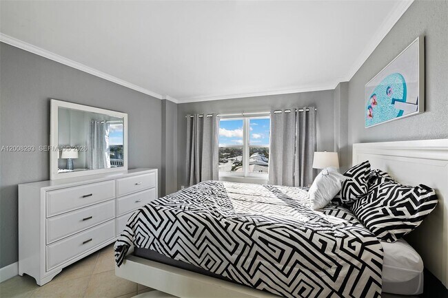 Building Photo - 2900 NE 30th St