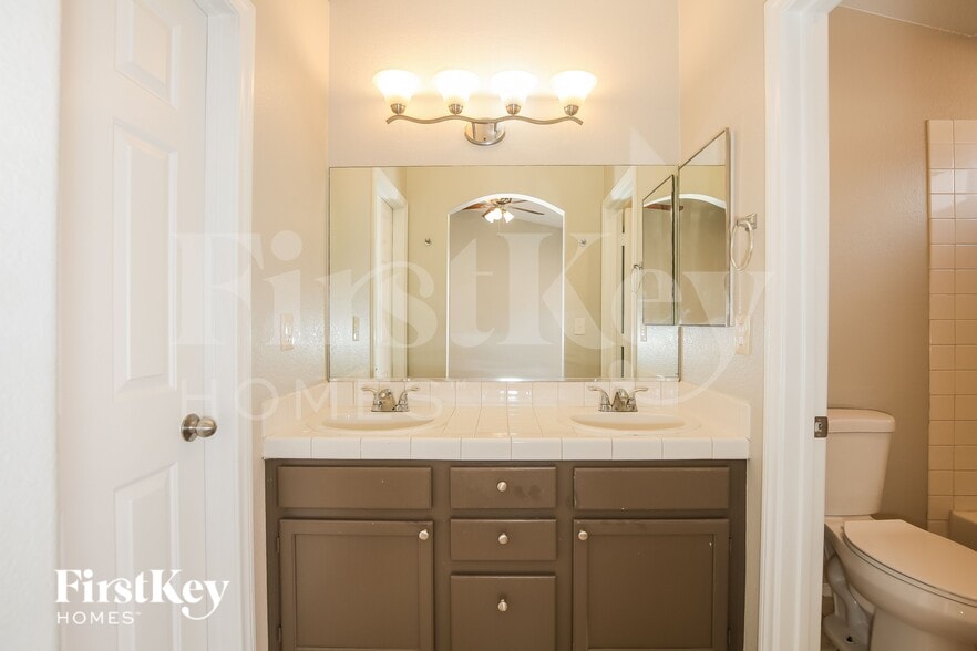 Building Photo - 8004 Verde Springs Dr