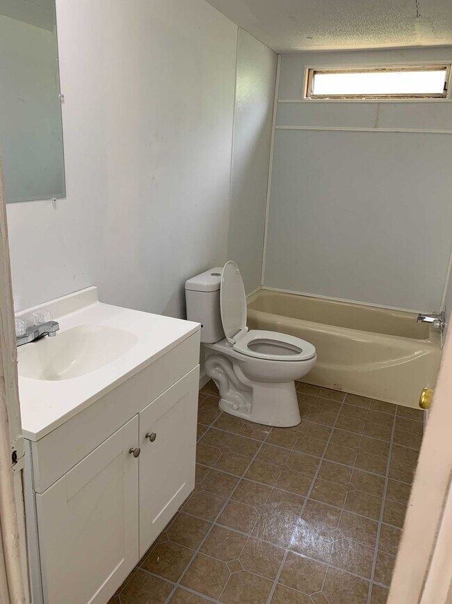 Building Photo - APPROVED SECTION 8 VOUCHERS APPLY NOW! Rent this 3 Bedroom in Trenton!