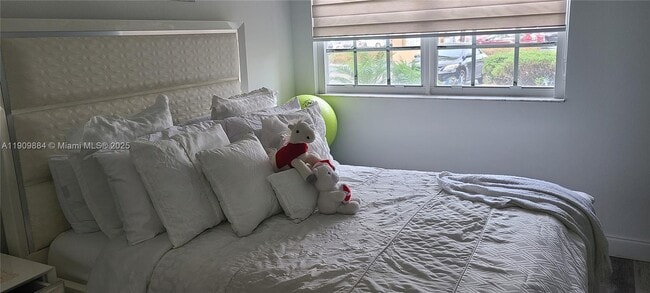 Building Photo - 220 SW 116th Ave