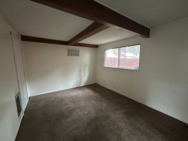 Building Photo - 4 Bedroom + Family Room - Spacious Home wi...