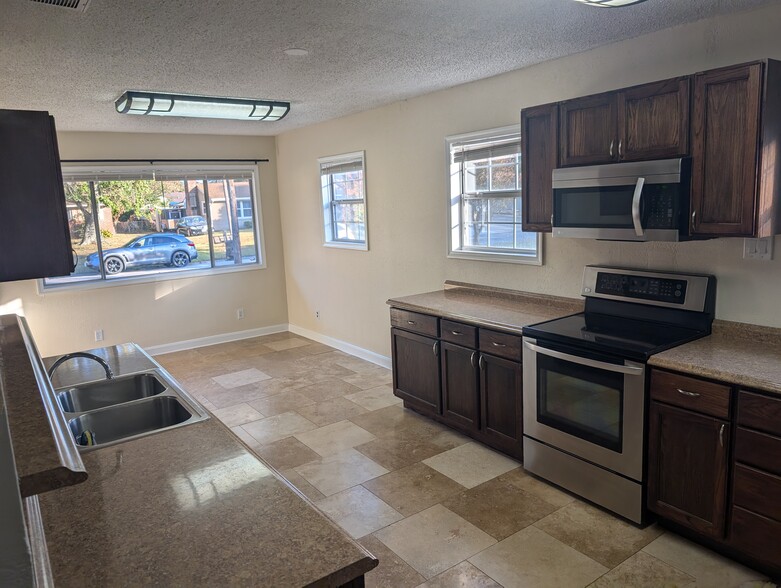 Building Photo - 645 Bottino Ln