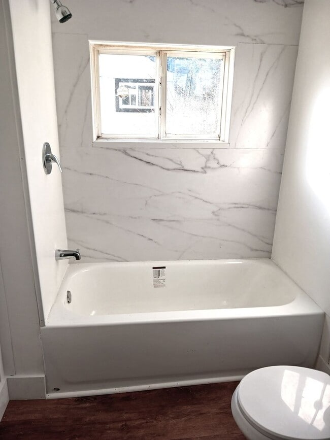 Building Photo - Renovated One Bedroom House for Rent in La...