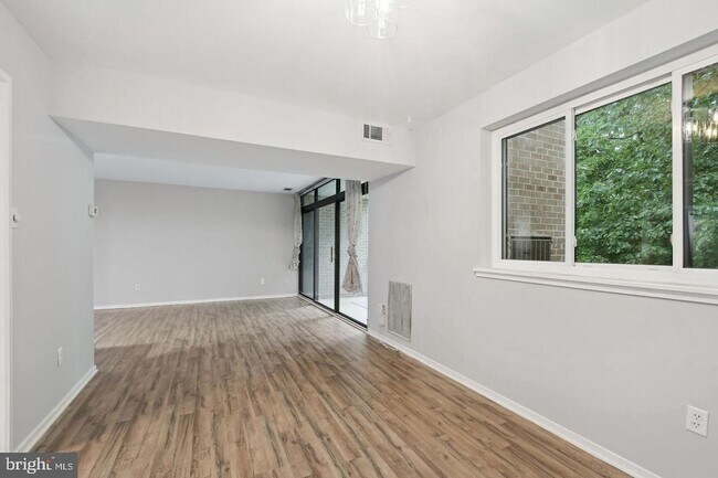 Building Photo - 1635 Parkcrest Cir