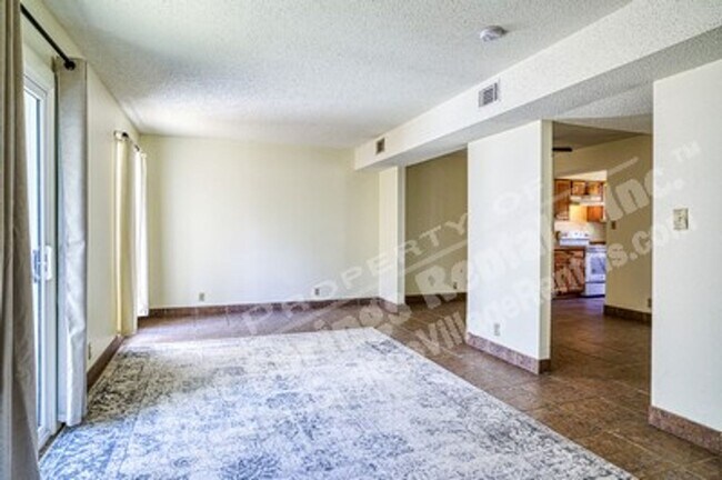 Building Photo - Two-Level Townhome in DeSoto Courts