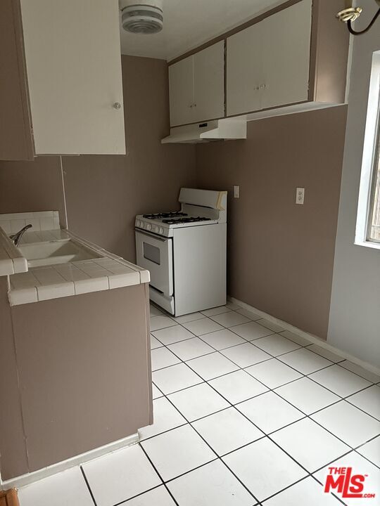 Building Photo - 961 S Kenmore Ave