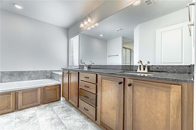 Building Photo - 219 S Geranium Ln