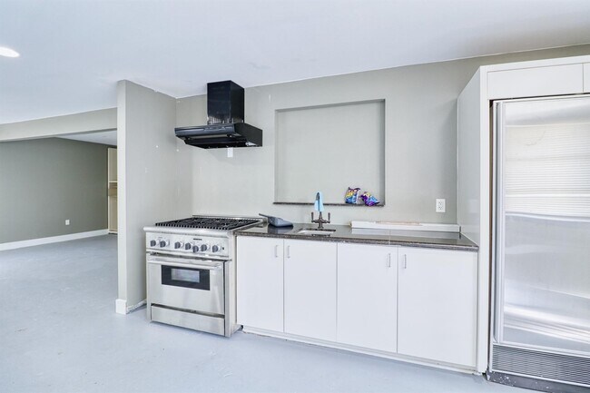 Building Photo - 7557 Meadowview Dr