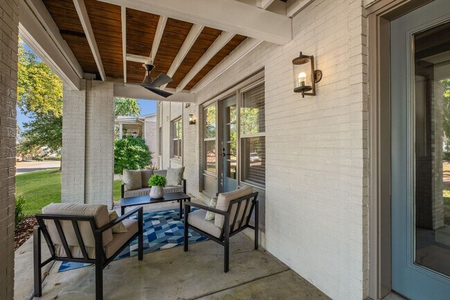 Building Photo - 621 Broadmoor Dr