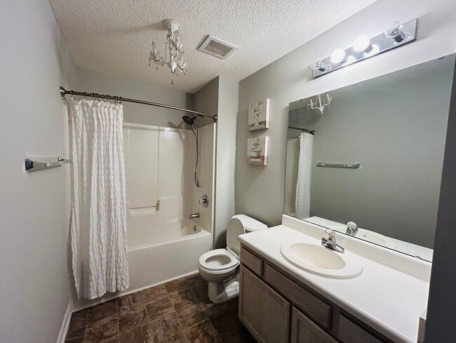 Building Photo - Beautiful Maintenance free 2 bedroom 2 bat...