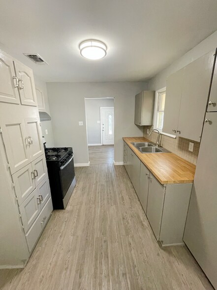 Building Photo - 454 Anton Dr