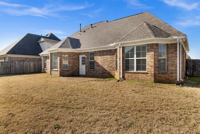 Building Photo - Completely Renovated 4bd/2ba in Olive Branch