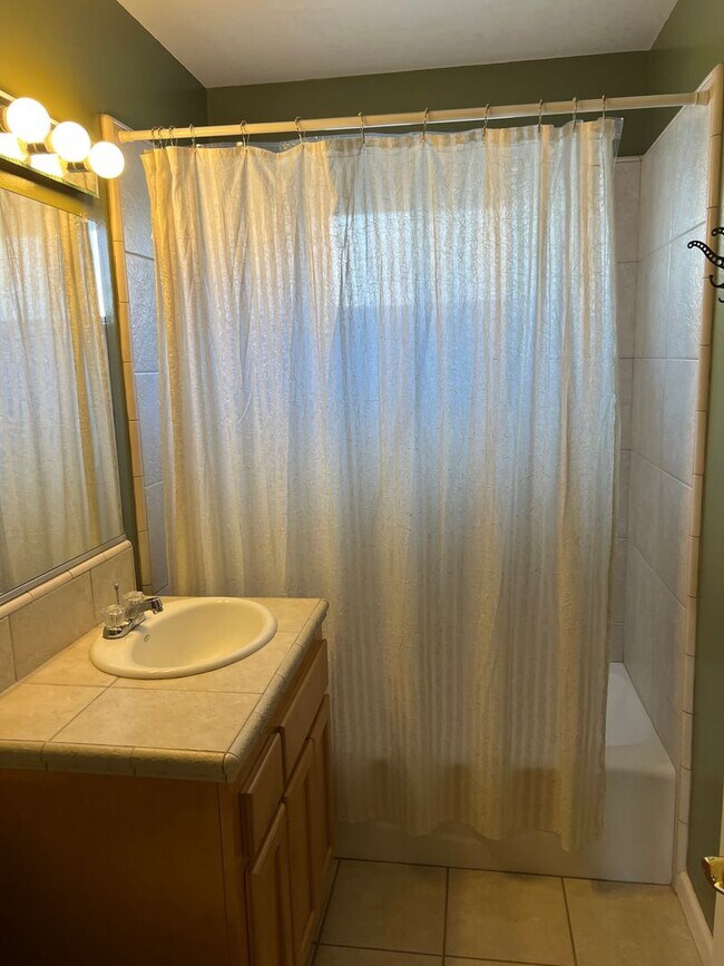 Building Photo - Welcome to this charming 2-bedroom, 2-bathroom home!
