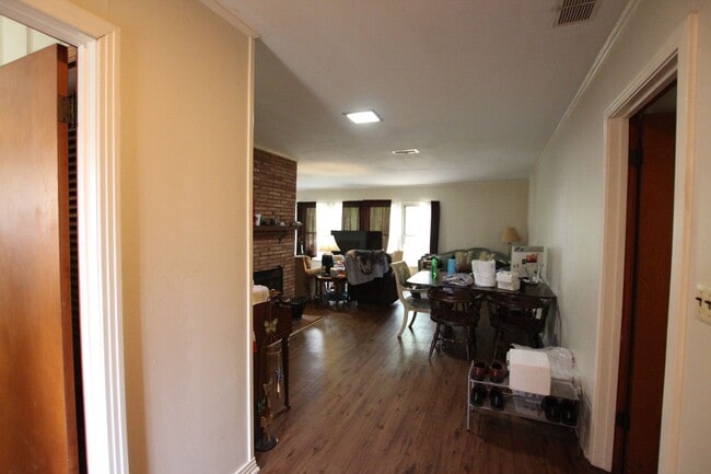 Building Photo - Spacious 4 Bedroom 2 Bath Home!