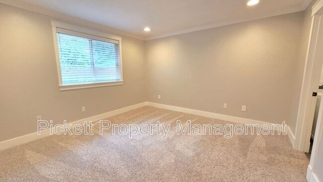 Building Photo - 1331 NE Gilmax Ln